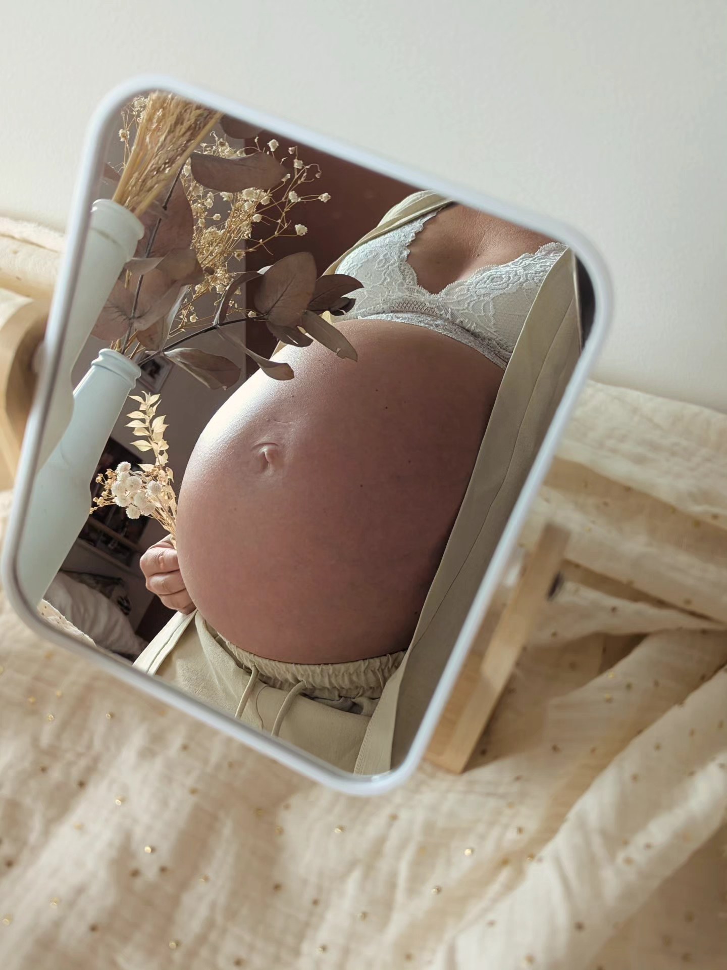 Future maman cocon de lin clair, lumière naturelle